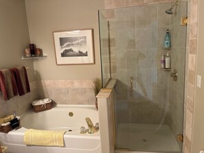 Combined shower/tub, hair dryer, towels, soap - Minutes to CDA! Weekend Get Away! Charming  updated Rancher. (Hayden)