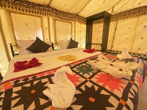 Tenda Klasik, perapian, pemandangan resor | Ruang kerja ramah laptop, Wi-Fi, dan seprai linen