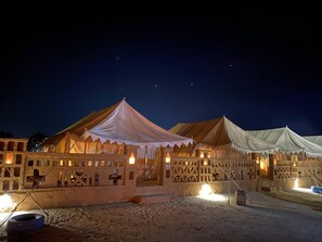Tenda Klasik, perapian, pemandangan resor | Ruang kerja ramah laptop, Wi-Fi, dan seprai linen