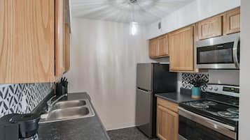 Full-sized fridge, microwave, oven, coffee/tea maker