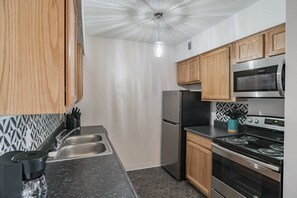 Lemari es besar, microwave, oven, dan mesin pembuat kopi/teh