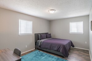 2 kamar tidur, ruang kerja ramah laptop, Wi-Fi gratis, dan seprai linen