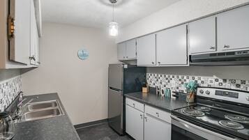 Full-sized fridge, microwave, oven, stovetop