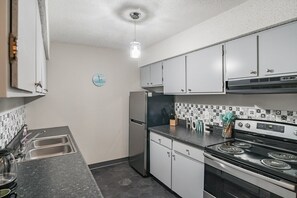 Lemari es besar, microwave, oven, dan kompor