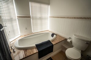 Baignoire, sèche-cheveux, serviettes fournies, savon