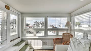 Fernseher, DVD-Player, Bücher