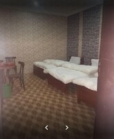 Tabla de planchar con plancha, wifi gratis y ropa de cama 