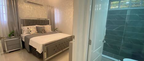 3 bedrooms, desk, iron/ironing board, Internet