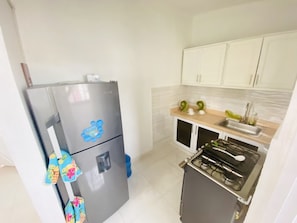 Réfrigérateur, four, plaque de cuisson, cafetière/bouilloire