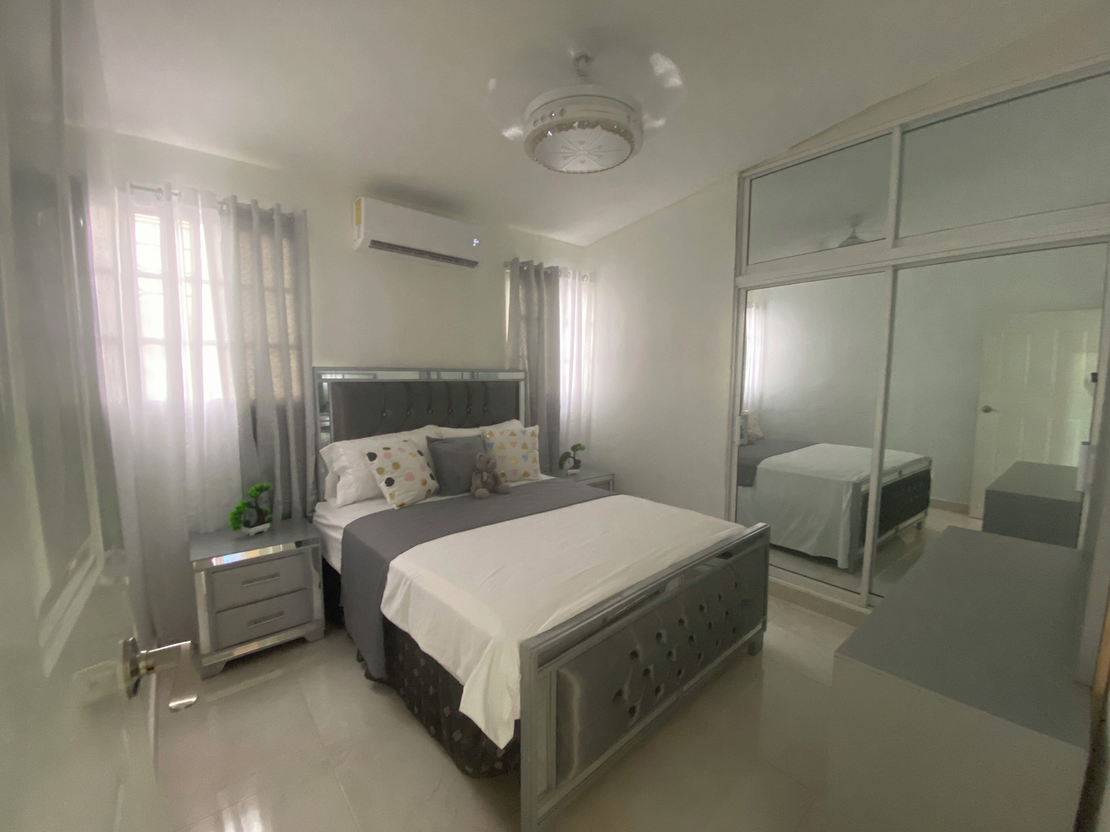 4 habitaciones, escritorio, tabla de planchar con plancha y internet 