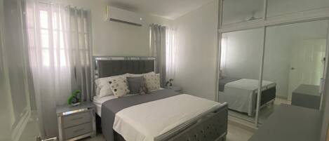 4 habitaciones, escritorio, tabla de planchar con plancha y internet