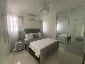 4 Schlafzimmer, Schreibtisch, Bügeleisen/Bügelbrett, Internetzugang