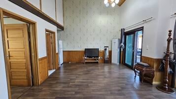 Basic Room, 2 Bedrooms (deulgughwa) | 1 bedroom, free WiFi