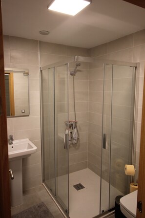 A modern bathroom with a glass-enclosed shower, a pedestal sink, and a toilet. - SUN, SEA AND ROCKS (Lomo Quiebre, Puerto de Mogan)