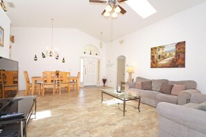 House, 3 Bedrooms | Living room