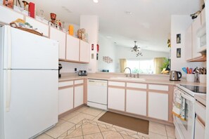 House, 3 Bedrooms | Private kitchen