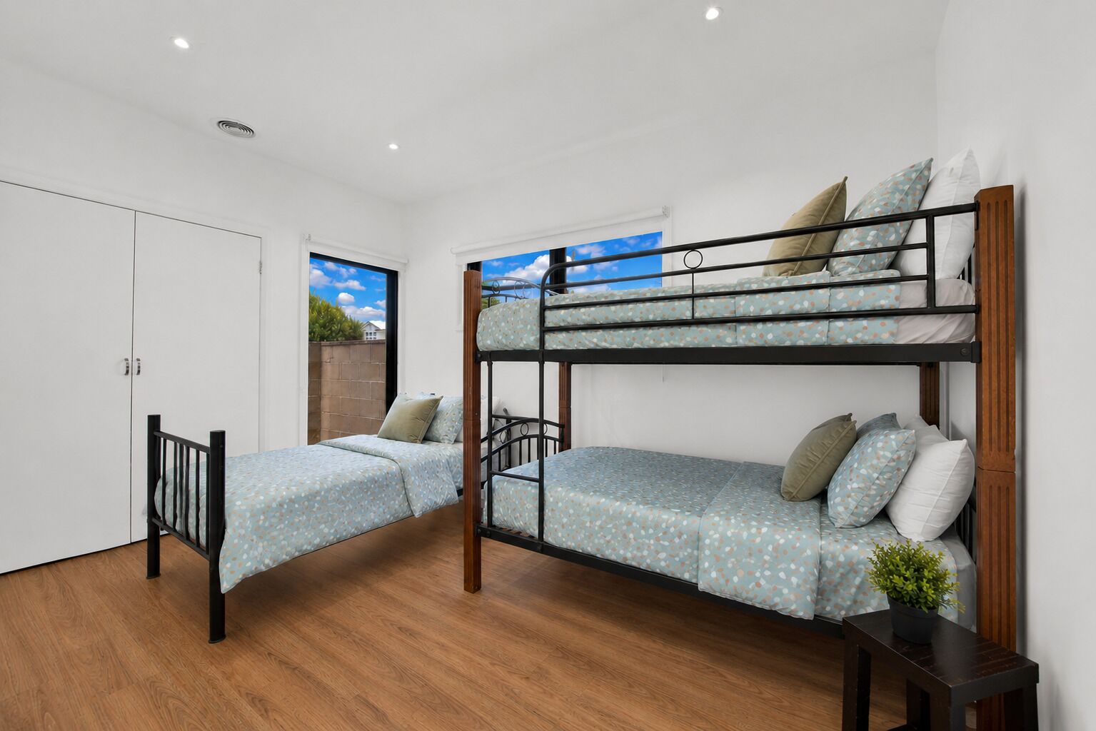 4 bedrooms, iron/ironing board, free WiFi