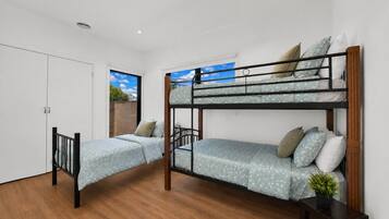 4 bedrooms, iron/ironing board, free WiFi