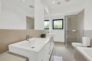 Badekar, hårføner og toalettpapir