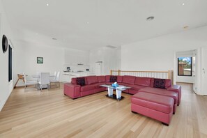 TV, DVD player, livros, aparelho de som