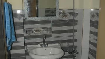 Standard Triple Room | Bathroom sink