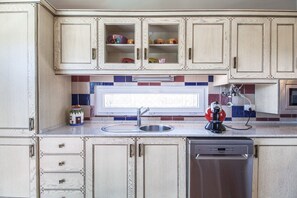 Réfrigérateur, four, plaque de cuisson, lave-vaisselle