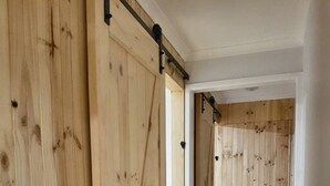 Ein Korridor mit Holzwänden und Fliesenboden.
