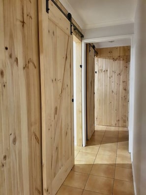 Ein Korridor mit Holzwänden und Fliesenboden.