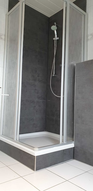 Dusche, Haartrockner, HandtĂŒcher, Seife
