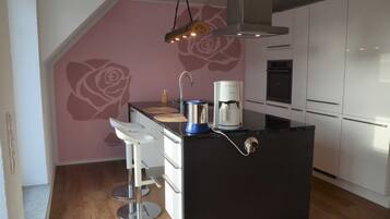 Kühlschrank, Mikrowelle, Ofen, Geschirrspüler