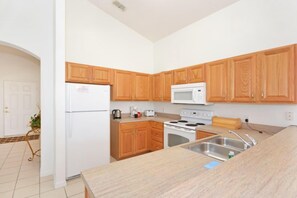 House, 3 Bedrooms | Private kitchen