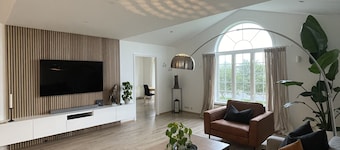 Cheerful 4-bedroom home with hot tub and gym