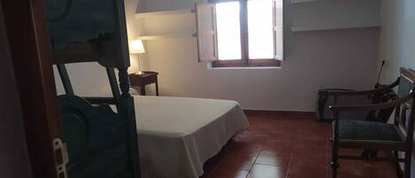 3 bedrooms, travel cot, WiFi