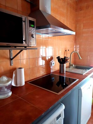 冷蔵庫、電子レンジ、オーブン、コンロ