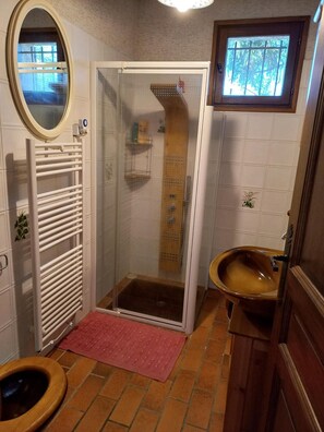 Shower, hair dryer, bathrobes, slippers