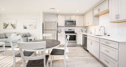 Luxury One Bedroom Condo (650S.F.)
