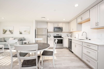 Luxury One Bedroom Condo (650S.F.)