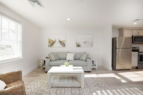 Luxury One Bedroom Condo (650S.F.)