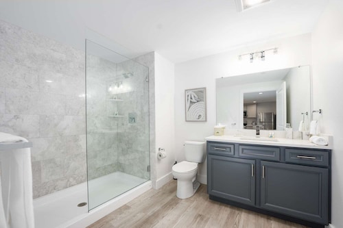 Luxury One Bedroom Condo (650S.F.)