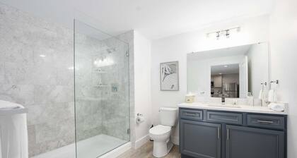 Luxury One Bedroom Condo (650S.F.)