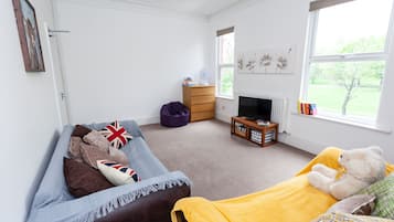 Townhouse Kota | Area keluarga | TV layar datar