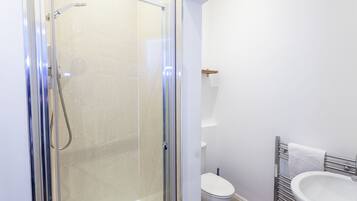 Townhouse Kota | Kamar mandi | Pengering rambut dan handuk