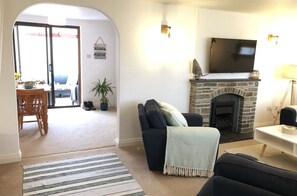 Smart TV, fireplace, books - Family friendly home 100m from the beach (Hayle)