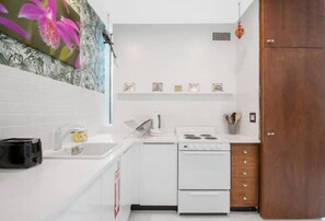 Fridge, microwave, oven, stovetop - Las Olas Hammocks Unit 2 By Dream Vacation (Fort Lauderdale)