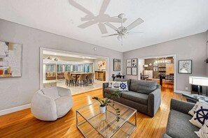 Smart TV, fireplace, offices - Large home w/king bed by Dream Vacation unit BH (Fort Lauderdale)