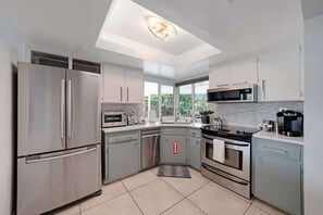 Fridge, microwave, oven, stovetop - Home w/pool By Dream Vacation OP Canal (Oakland Park)