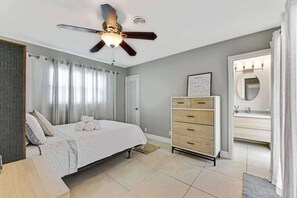 3 bedrooms, desk, iron/ironing board, travel cot - Home w/pool By Dream Vacation OP Canal (Oakland Park)