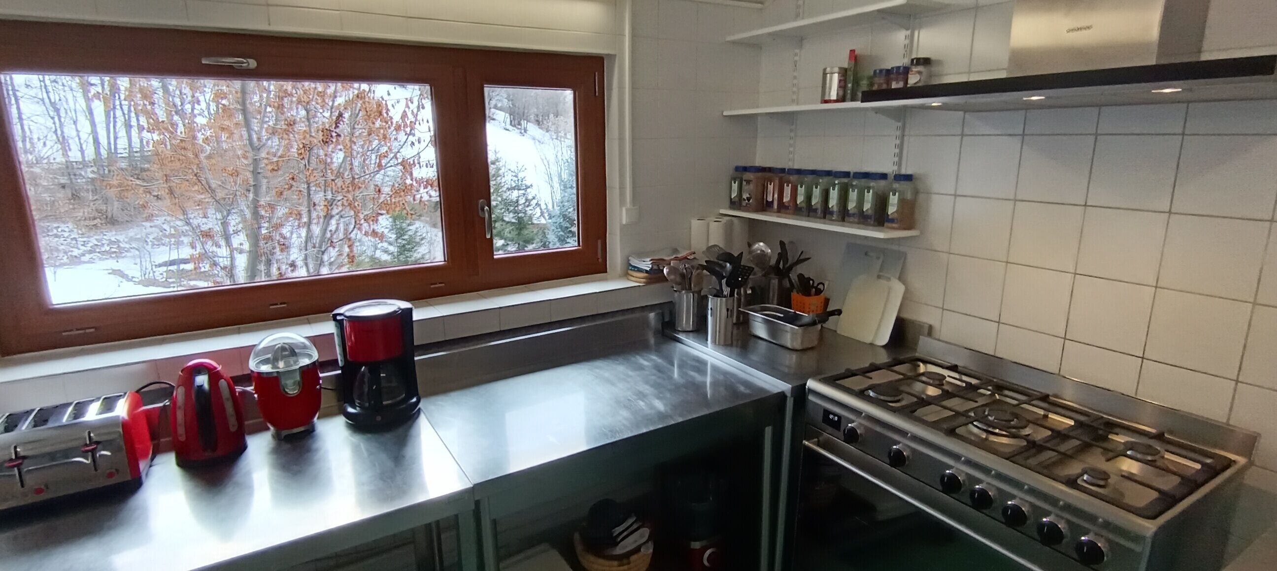 Cuisine. Gazinière feux gaz, four électrique
