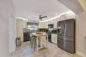Fridge, microwave, oven, stovetop - Home w/pool  By Dream Vacation OP Cabana (Oakland Park)