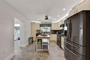 Fridge, microwave, oven, stovetop - Home w/pool  By Dream Vacation OP Cabana (Oakland Park)